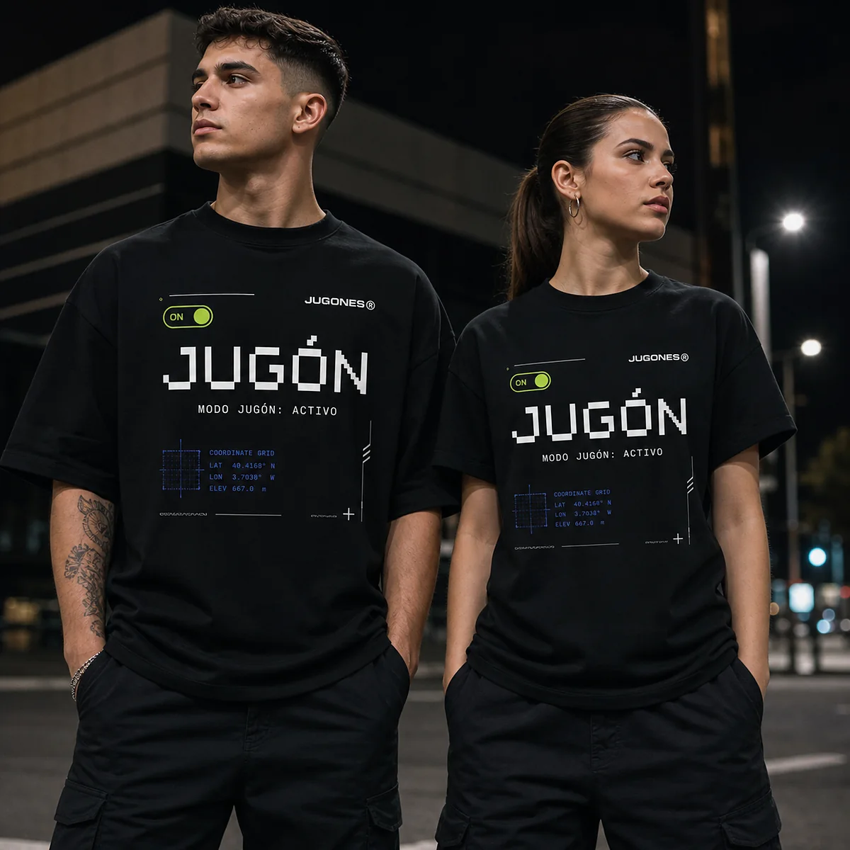 Camiseta Modo Jugón llevada de noche en la ciudad