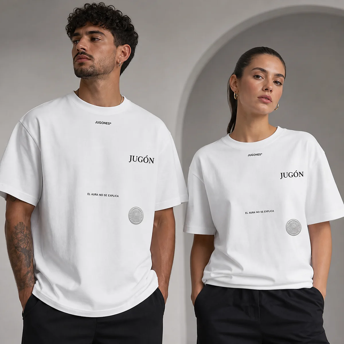 Camiseta No se Explica de la Colección Aura 01, llevada en corte jugón y en corte jugona